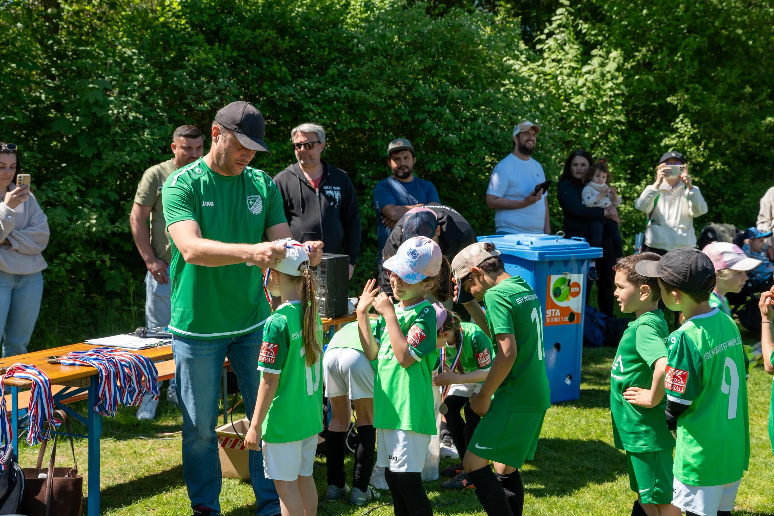 Kinder erhalten ihre Medaillen bei der Siegerehrung des URMEL-Cups 2026