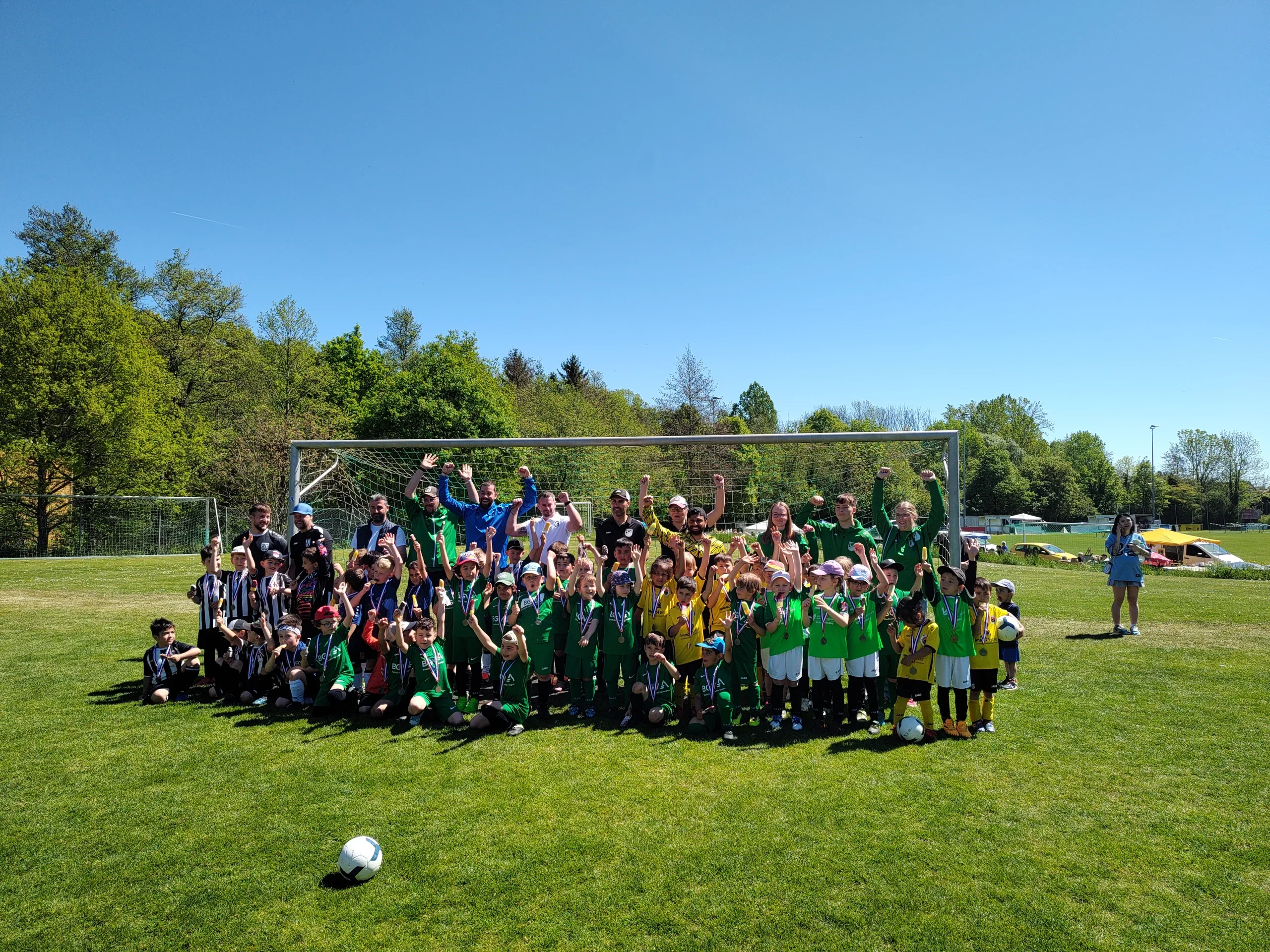 Großes Gruppenfoto mit Kindern und Trainerteam beim URMEL-Cup 2026